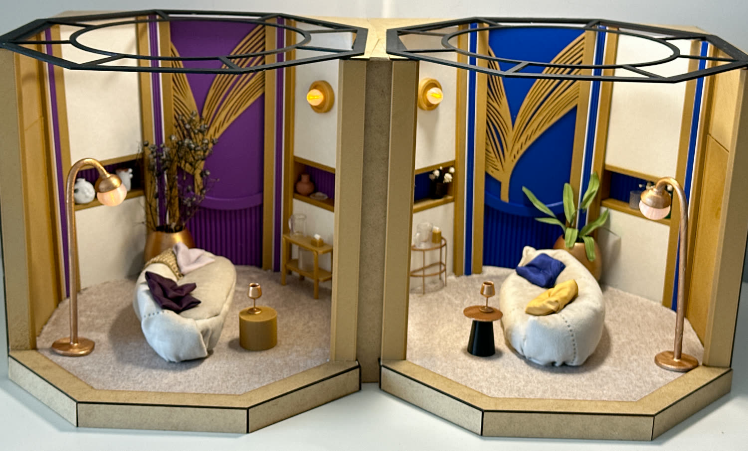 Dwa pokoiki art déco z pluszowymi miniaturowymi sofami