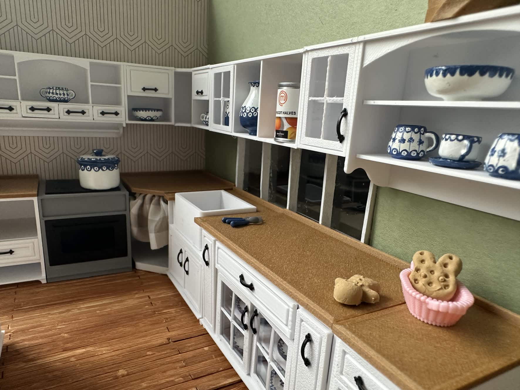 Półki kuchenne domku dla lalek z biało-niebieską ceramiką