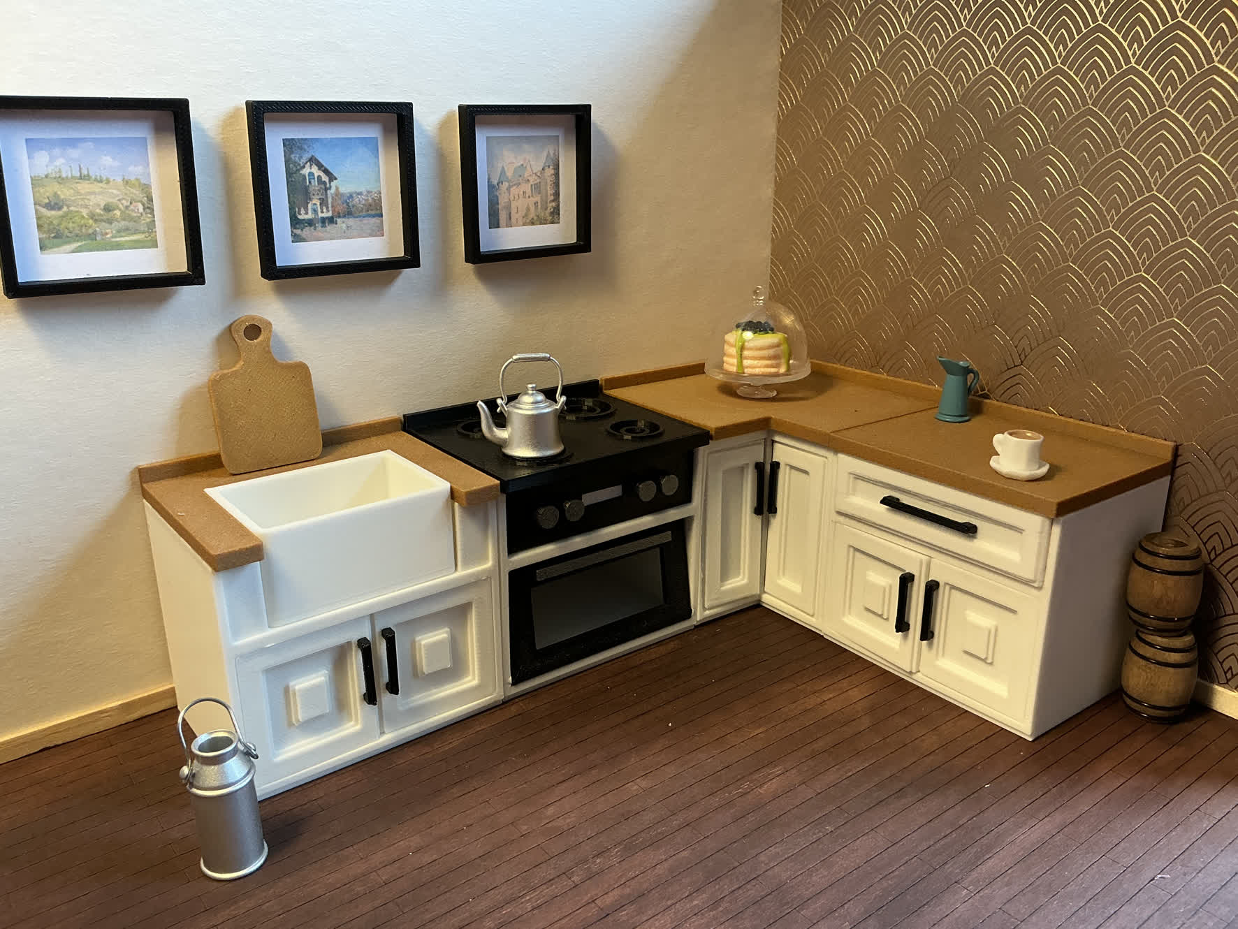 Kuchnia 1:12 z piecem, czajnikiem i tapetą art déco