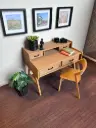 Miniaturowe biurko z krzesłem w stylu Mid-Century w skali 1:12