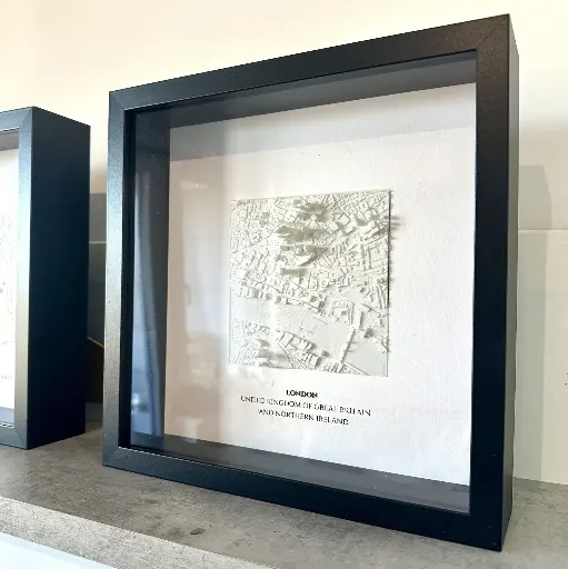 [DEC-001] Trójwymiarowy Model Miasta w Ramce – 25×25 cm | Miejska Dekoracja Ścienna